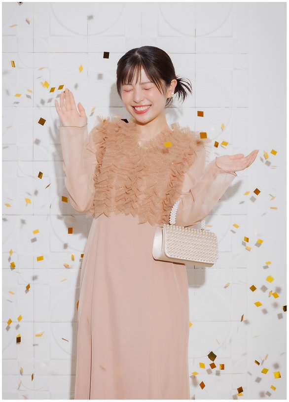 紙吹雪に囲われる女性の写真