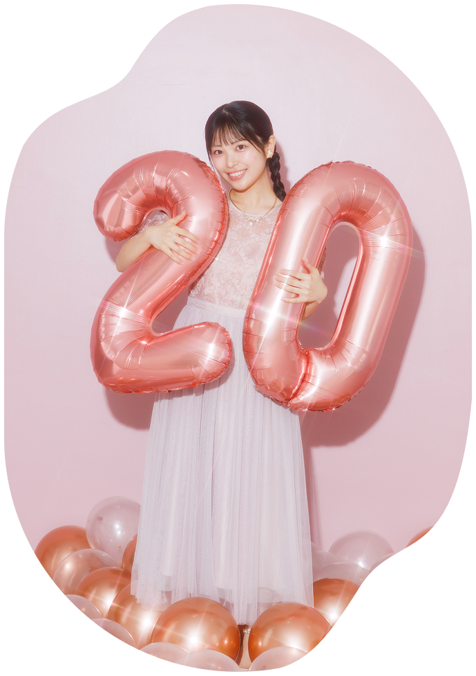 20の風船を持っている女性の写真