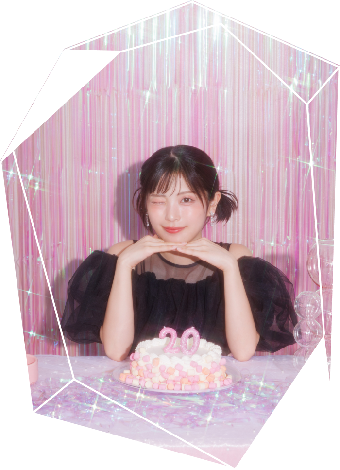 20のケーキの前でポーズを取っている女性の写真